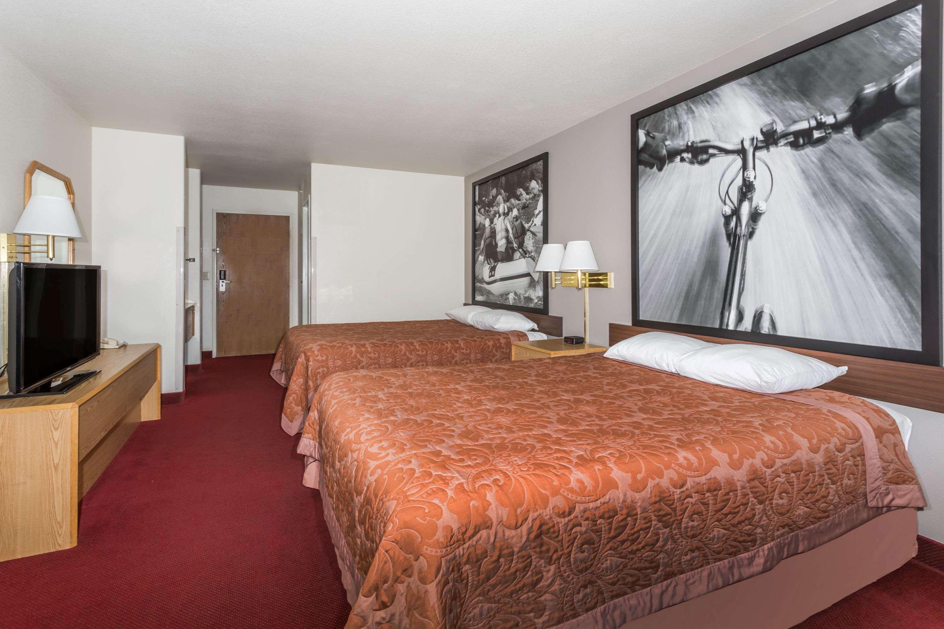 Super 8 By Wyndham Hotel 2*